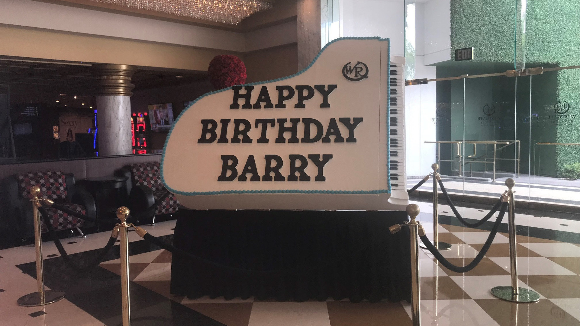 Executive Pastry Chef Stephen Sullivan creates a birthday cake for Barry Manilow | Westgate Las Vegas Resort & Casino