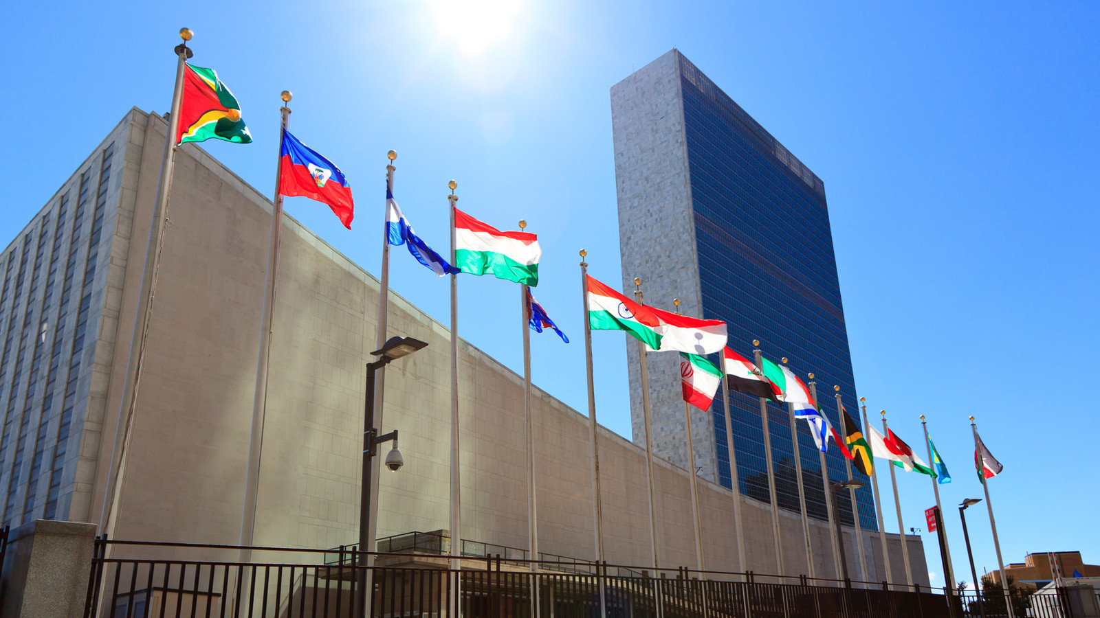 Оон против санкций. Штаб-квартира ООН В Нью-Йорке. Здание ООН В Нью-Йорке. Здание Генеральной Ассамблеи ООН В Нью-Йорке. Совбез ООН здание.